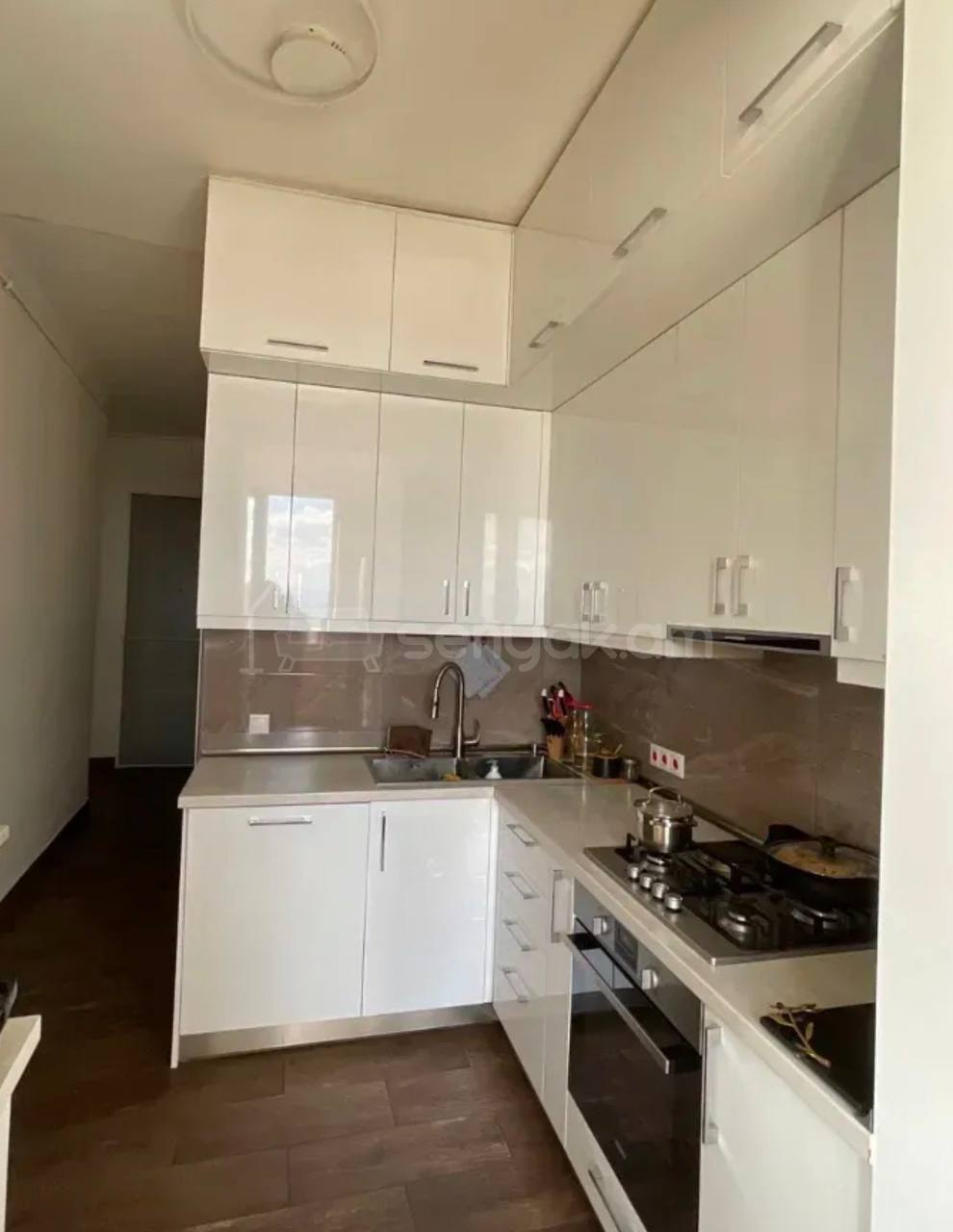 4 Սենյականոց Բնակարան Քարե Շենքում, 100քմ, 5/5 հարկ, Կապիտալ Վերանորոգված