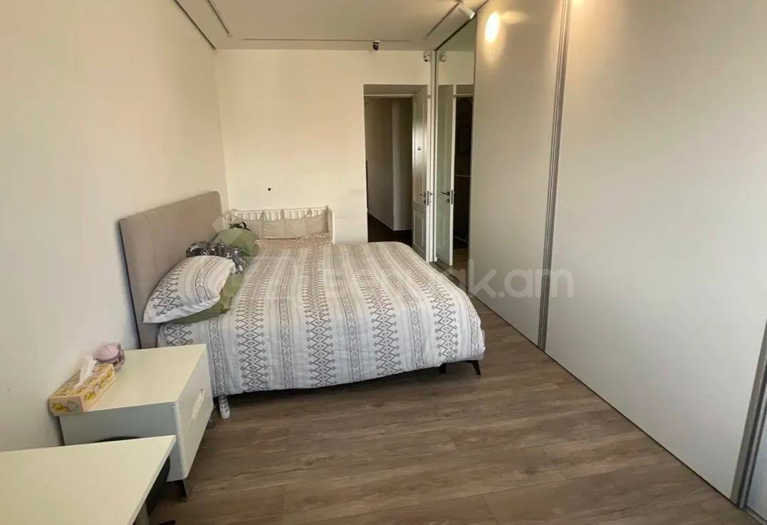 4 Սենյականոց Բնակարան Քարե Շենքում, 100քմ, 5/5 հարկ, Կապիտալ Վերանորոգված