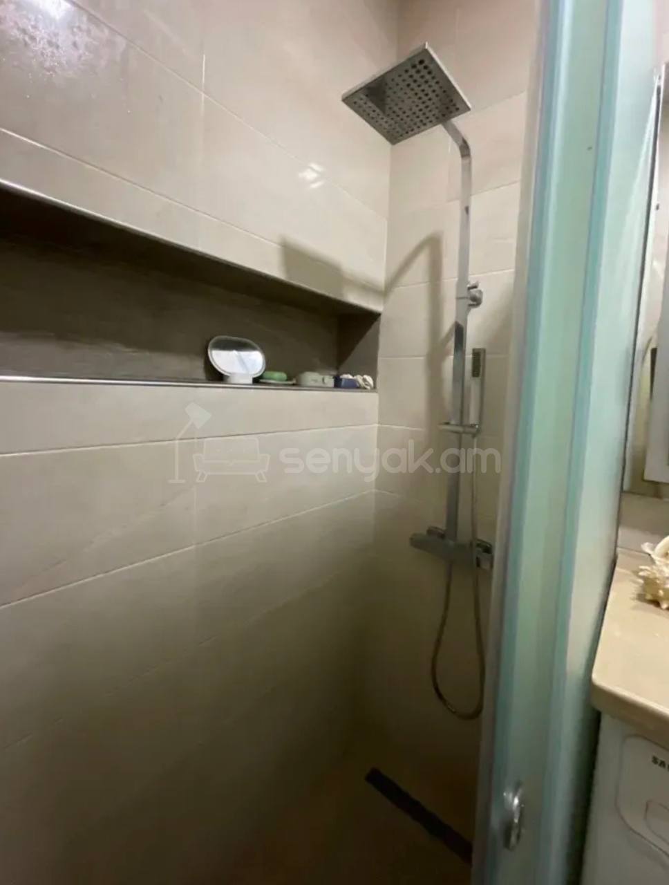 4 Սենյականոց Բնակարան Քարե Շենքում, 100քմ, 5/5 հարկ, Կապիտալ Վերանորոգված