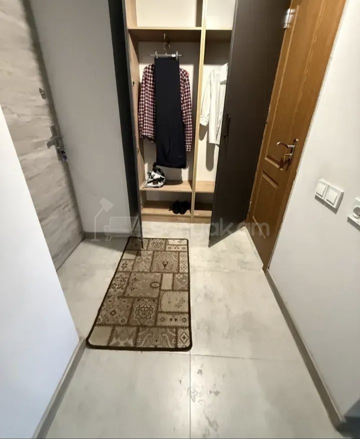 1 Սենյականոց Բնակարան Քարե Շենքում, 40քմ, 3/5 հարկ, Կապիտալ Վերանորոգված, Կահավորված