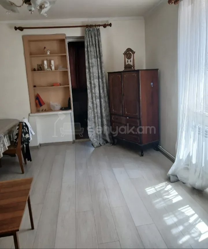 3 Սենյականոց Բնակարան Քարե Շենքում, 77քմ, 2/5 հարկ, Նորմալ Վիճակում, Կահավորված