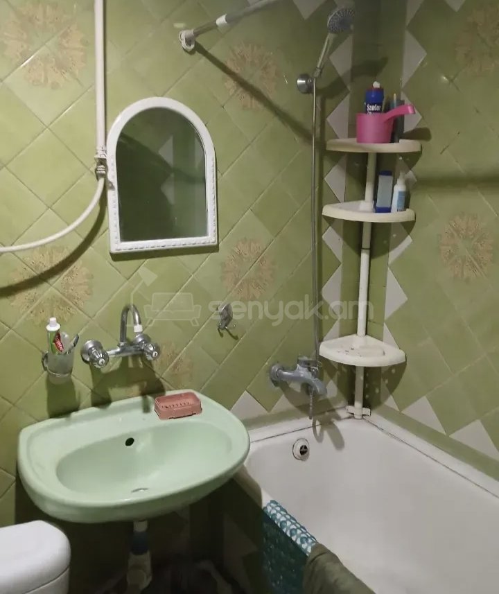 3 Սենյականոց Բնակարան Քարե Շենքում, 77քմ, 2/5 հարկ, Նորմալ Վիճակում, Կահավորված