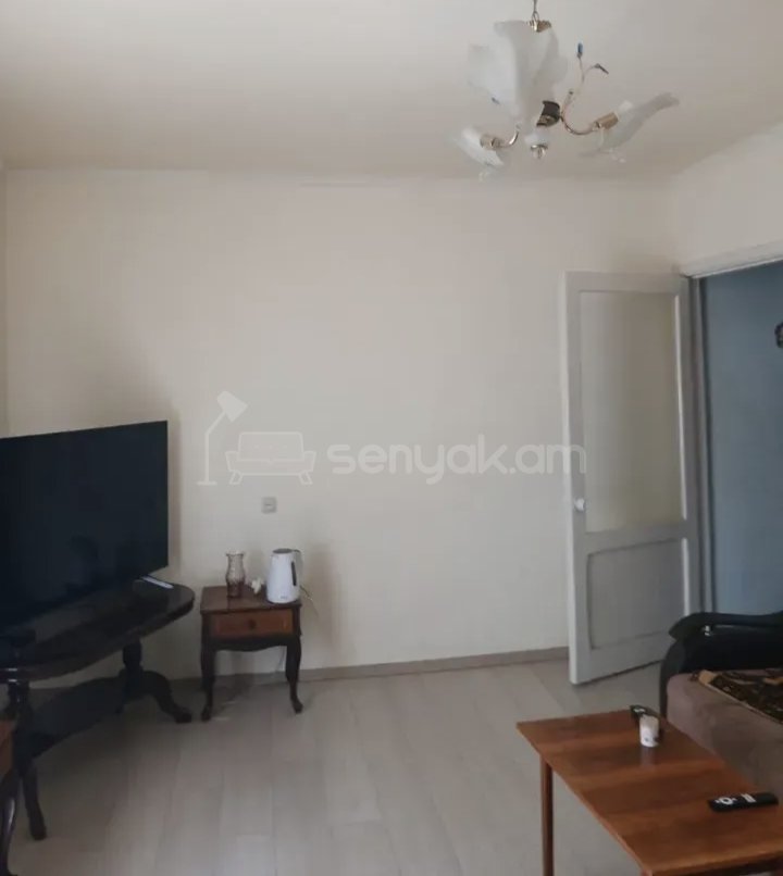 3 Սենյականոց Բնակարան Քարե Շենքում, 77քմ, 2/5 հարկ, Նորմալ Վիճակում, Կահավորված
