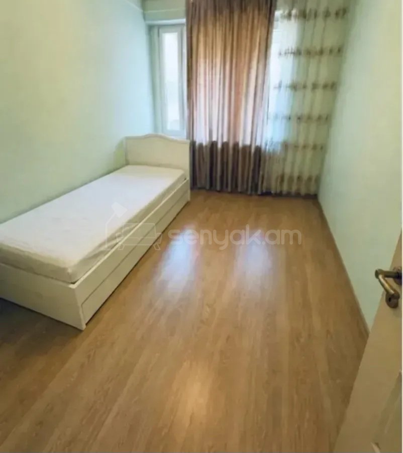 3 Սենյականոց Բնակարան Քարե Շենքում, 105քմ, 2/5 հարկ, Կապիտալ Վերանորոգված, Կահավորված