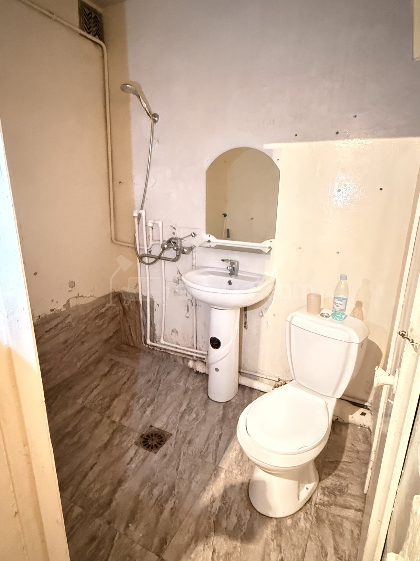 2 Սենյականոց Բնակարան Քարե Շենքում, 50քմ, 5/5 հարկ, Պետական Վիճակում, Մասամբ Կահավորված, Արևկող