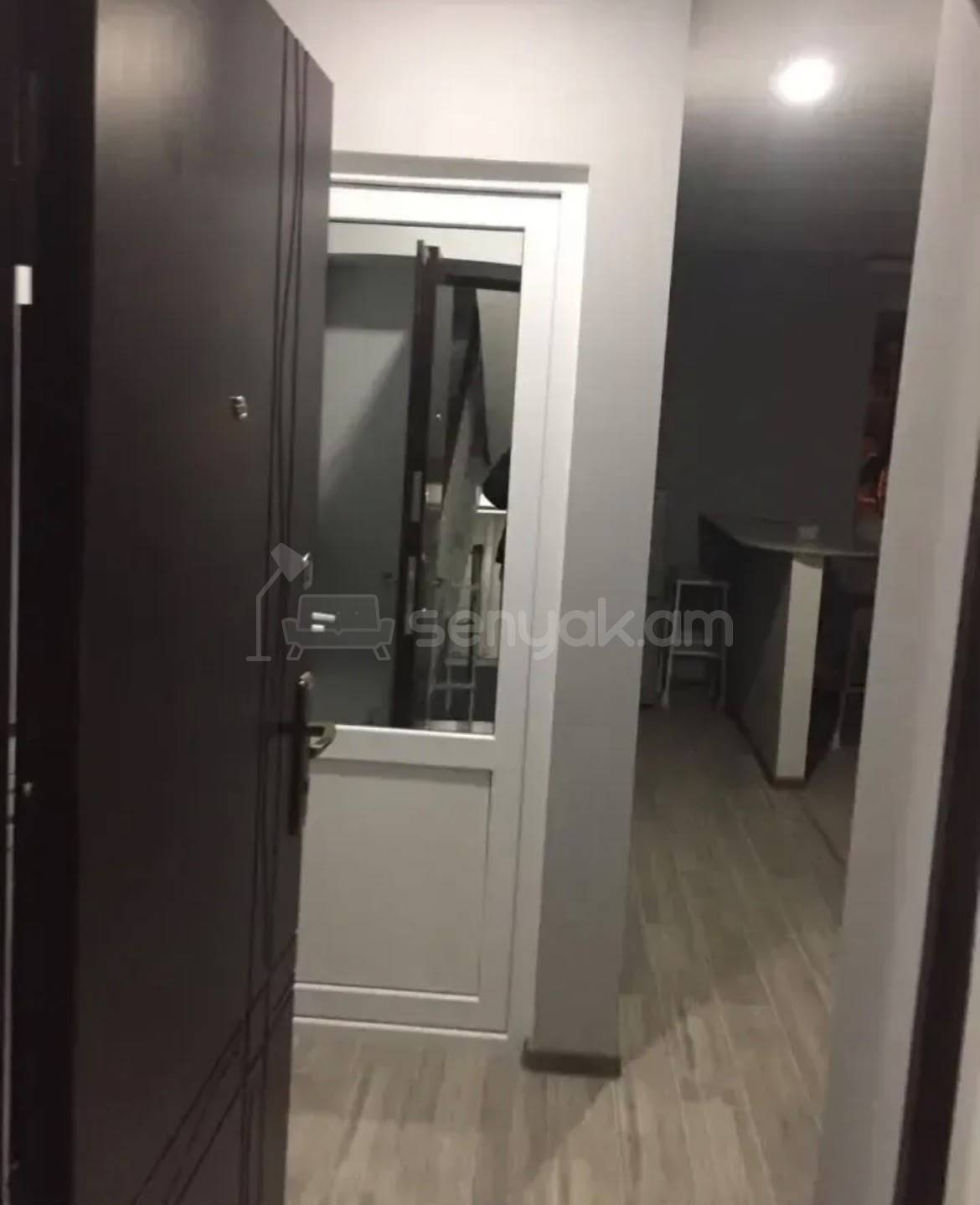 1 Սենյականոց Բնակարան Քարե Շենքում, 30քմ, 3/4 հարկ, Կապիտալ Վերանորոգված