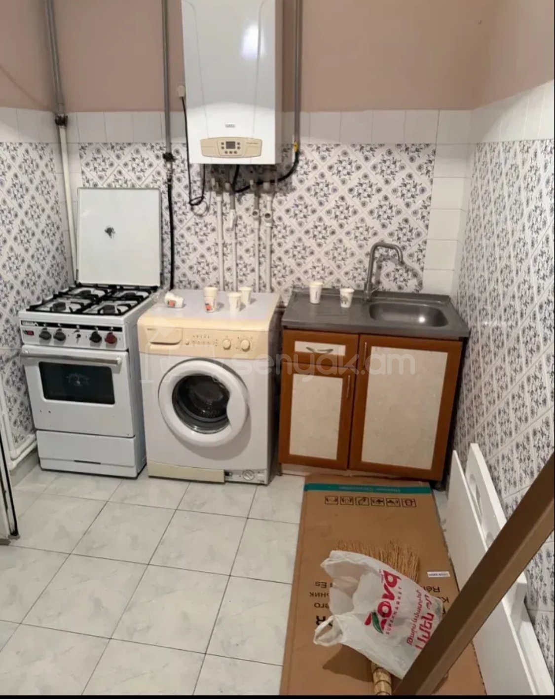 3 Սենյականոց Բնակարան Քարե Շենքում, 57քմ, 5/5 հարկ, Նորմալ Վիճակում, Կահավորված