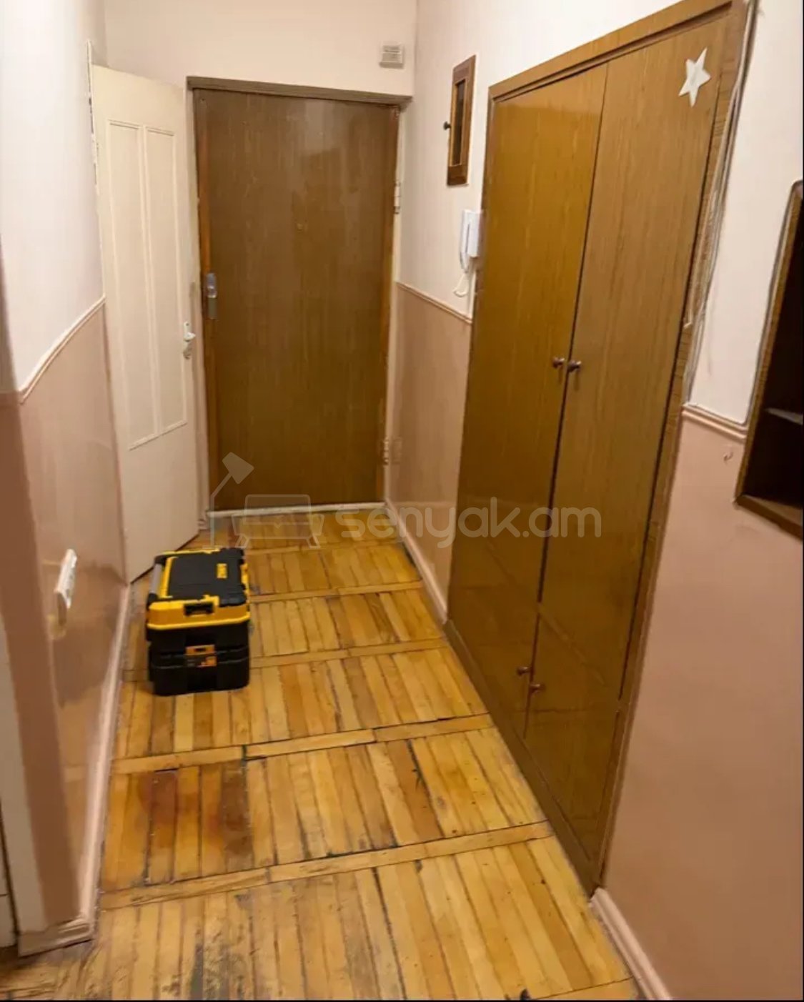 3 Սենյականոց Բնակարան Քարե Շենքում, 57քմ, 5/5 հարկ, Նորմալ Վիճակում, Կահավորված