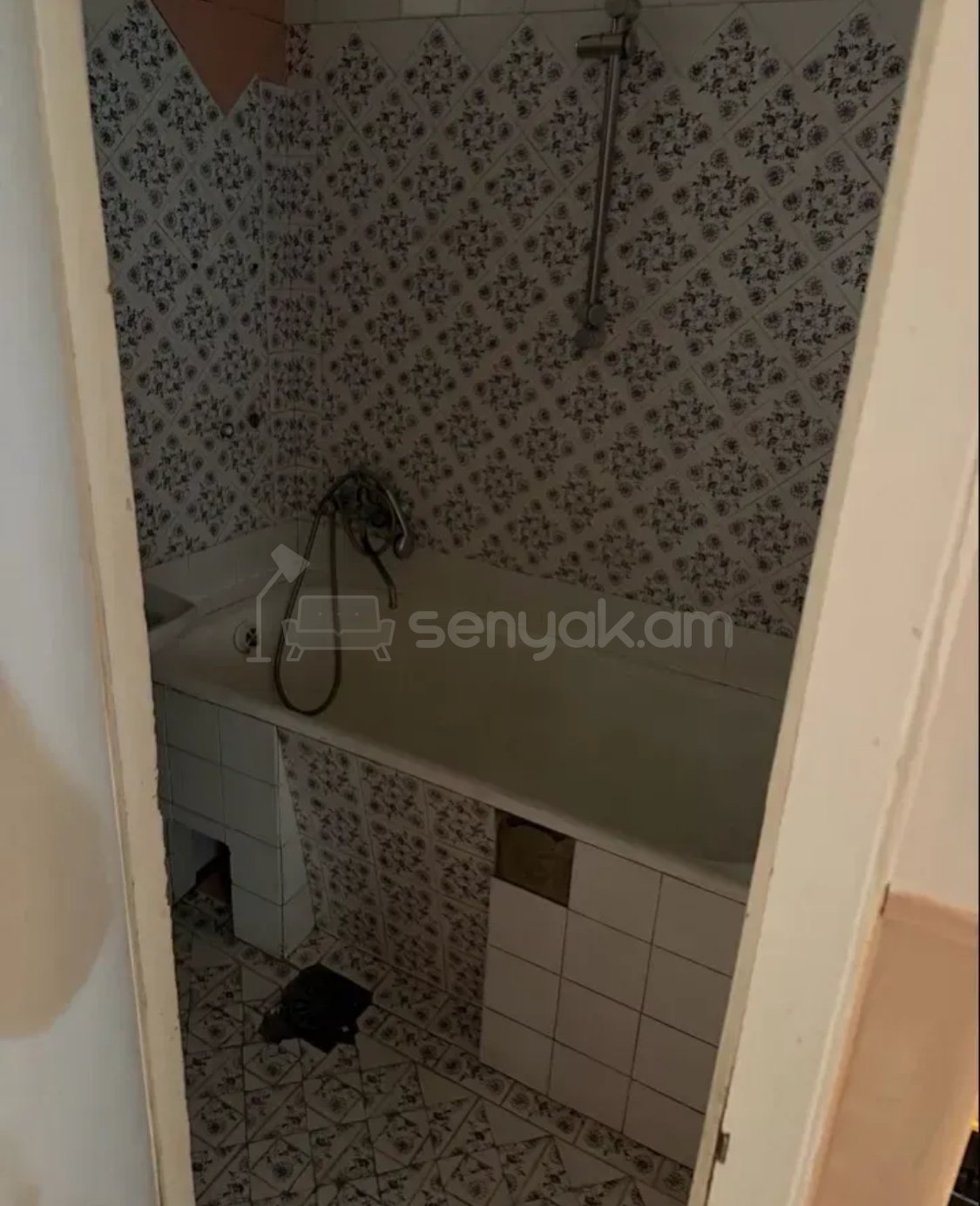 3 Սենյականոց Բնակարան Քարե Շենքում, 57քմ, 5/5 հարկ, Նորմալ Վիճակում, Կահավորված