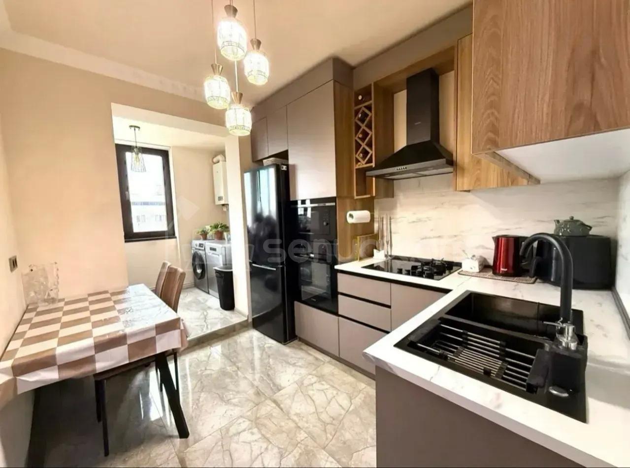 2 Սենյականոց Բնակարան Քարե Շենքում, 61քմ, 3/5 հարկ, Կապիտալ Վերանորոգված