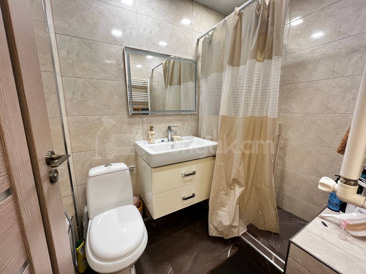2 Սենյականոց Բնակարան Քարե Շենքում, 56քմ, 5/5 հարկ, Կապիտալ Վերանորոգված