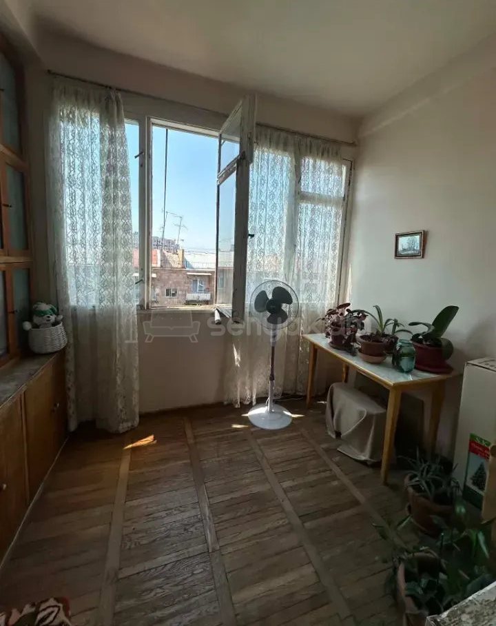 3 Սենյականոց Բնակարան Քարե Շենքում, 56քմ, 5/5 հարկ, Կապիտալ Վերանորոգված