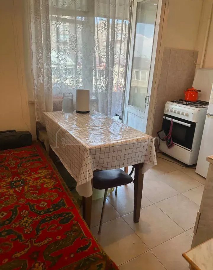 3 Սենյականոց Բնակարան Քարե Շենքում, 56քմ, 5/5 հարկ, Կապիտալ Վերանորոգված