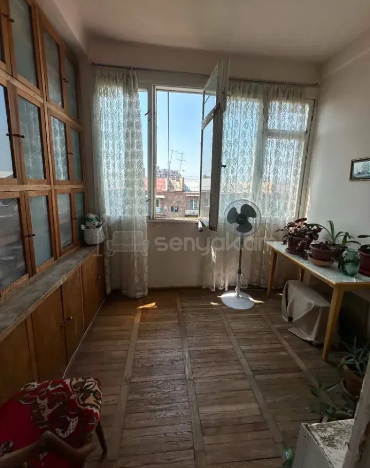 3 Սենյականոց Բնակարան Քարե Շենքում, 56քմ, 5/5 հարկ, Կապիտալ Վերանորոգված