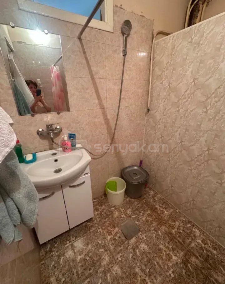 3 Սենյականոց Բնակարան Քարե Շենքում, 56քմ, 5/5 հարկ, Կապիտալ Վերանորոգված