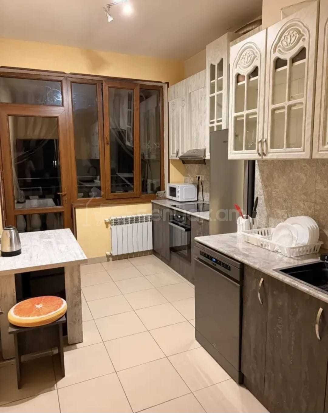 3 Սենյականոց Բնակարան Նորակառույցում, 100քմ, 8/8 հարկ, Նորմալ Վիճակում, Կահավորված, Արևկող