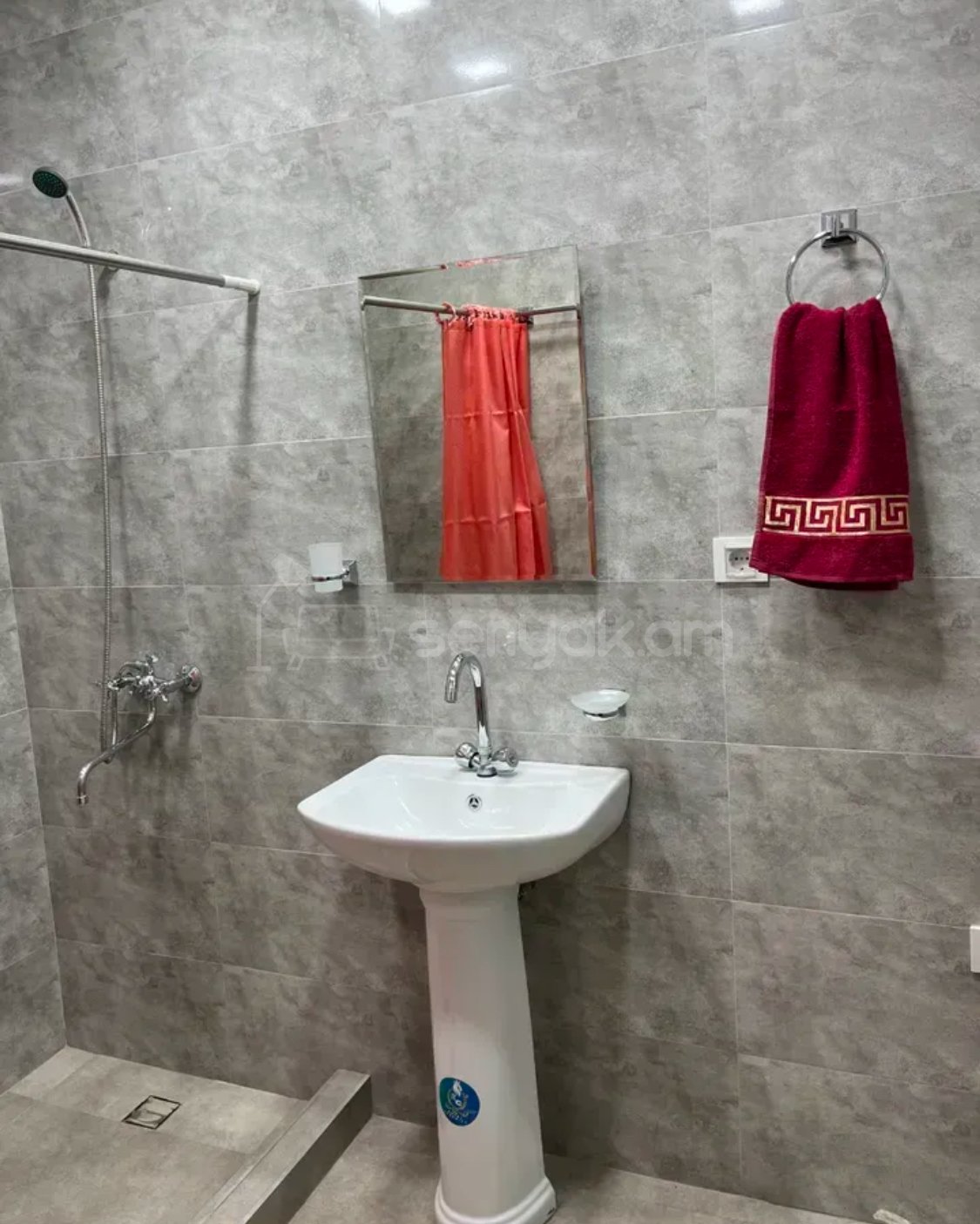 4 Սենյականոց Բնակարան Քարե Շենքում, 95քմ, 4/5 հարկ, Կապիտալ Վերանորոգված, Կահավորված