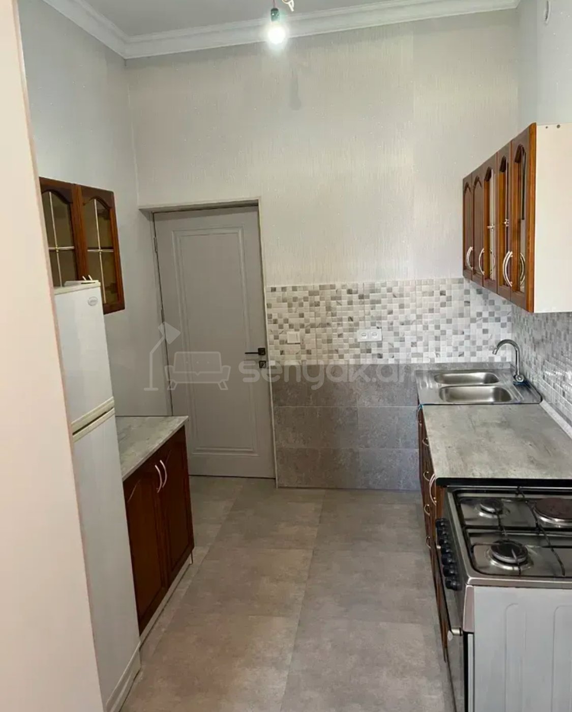 4 Սենյականոց Բնակարան Քարե Շենքում, 95քմ, 4/5 հարկ, Կապիտալ Վերանորոգված, Կահավորված
