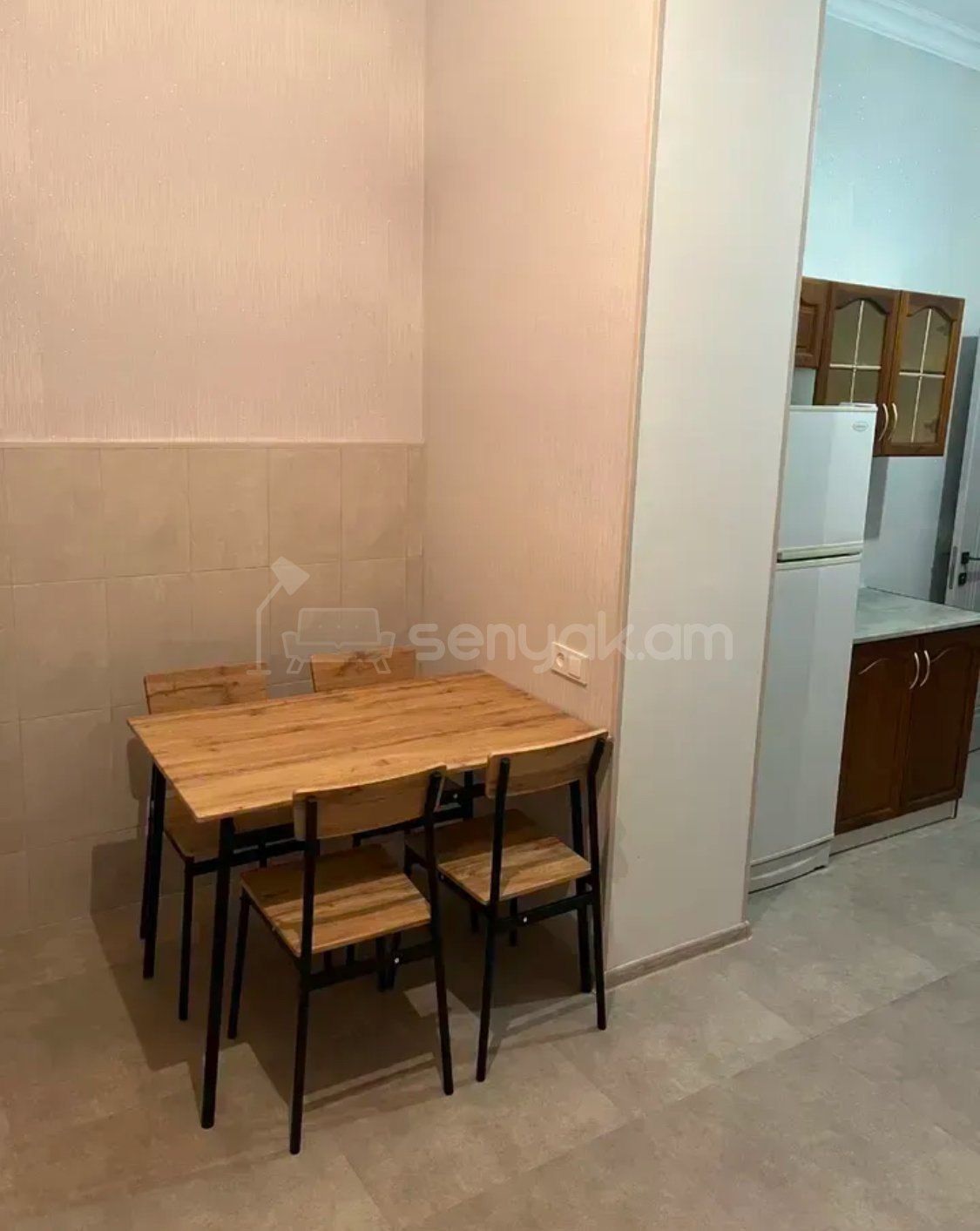 4 Սենյականոց Բնակարան Քարե Շենքում, 95քմ, 4/5 հարկ, Կապիտալ Վերանորոգված, Կահավորված