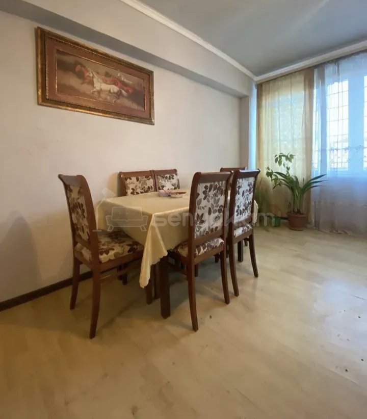 3 Սենյականոց Բնակարան Քարե Շենքում, 77քմ, 2/5 հարկ, Նորմալ Վիճակում, Կահավորված, Արևկող