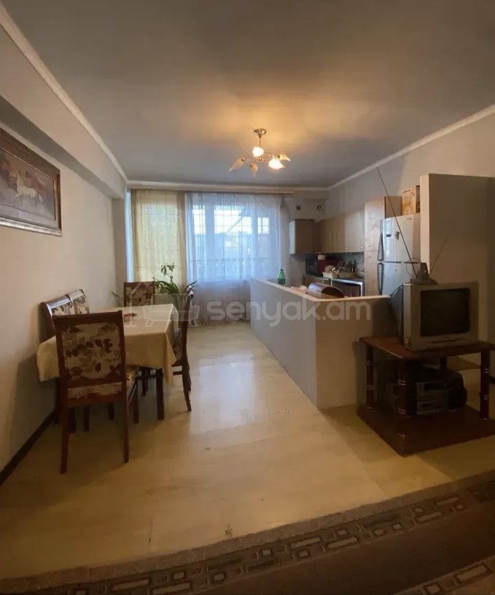 3 Սենյականոց Բնակարան Քարե Շենքում, 77քմ, 2/5 հարկ, Նորմալ Վիճակում, Կահավորված, Արևկող