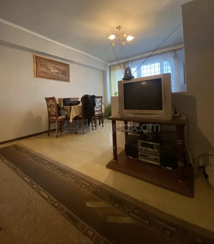 3 Սենյականոց Բնակարան Քարե Շենքում, 77քմ, 2/5 հարկ, Նորմալ Վիճակում, Կահավորված, Արևկող