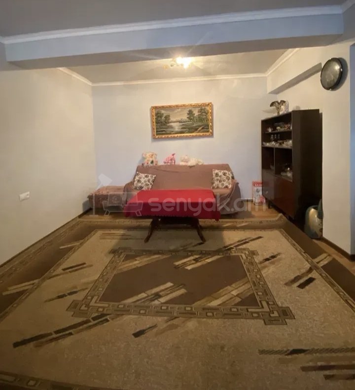 3 Սենյականոց Բնակարան Քարե Շենքում, 77քմ, 2/5 հարկ, Նորմալ Վիճակում, Կահավորված, Արևկող