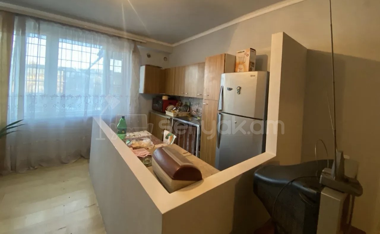 3 Սենյականոց Բնակարան Քարե Շենքում, 77քմ, 2/5 հարկ, Նորմալ Վիճակում, Կահավորված, Արևկող