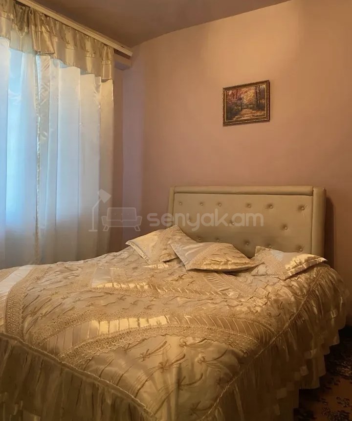 3 Սենյականոց Բնակարան Քարե Շենքում, 77քմ, 2/5 հարկ, Նորմալ Վիճակում, Կահավորված, Արևկող