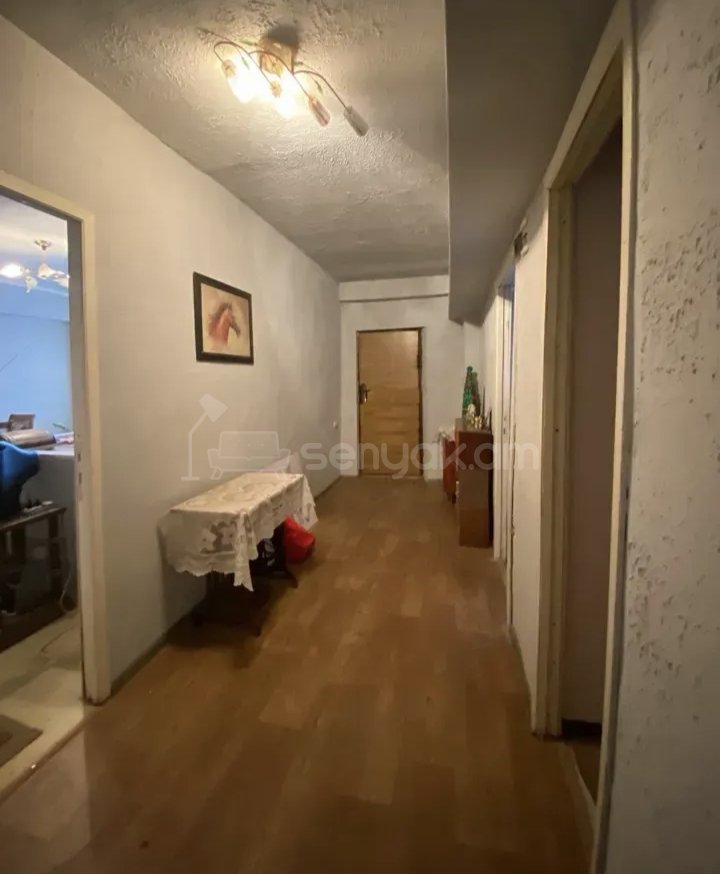 3 Սենյականոց Բնակարան Քարե Շենքում, 77քմ, 2/5 հարկ, Նորմալ Վիճակում, Կահավորված, Արևկող