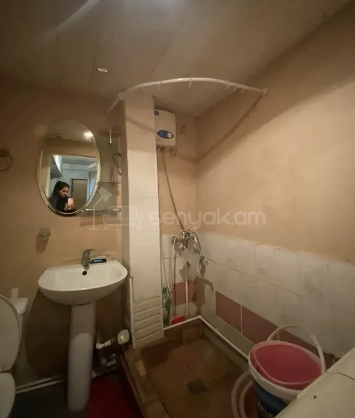 3 Սենյականոց Բնակարան Քարե Շենքում, 77քմ, 2/5 հարկ, Նորմալ Վիճակում, Կահավորված, Արևկող