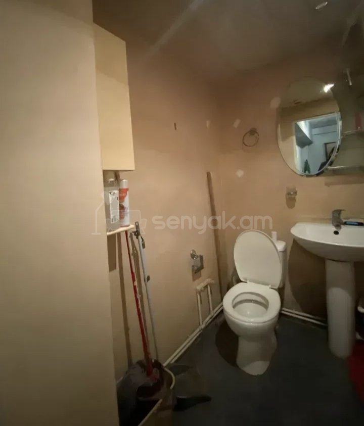 3 Սենյականոց Բնակարան Քարե Շենքում, 77քմ, 2/5 հարկ, Նորմալ Վիճակում, Կահավորված, Արևկող