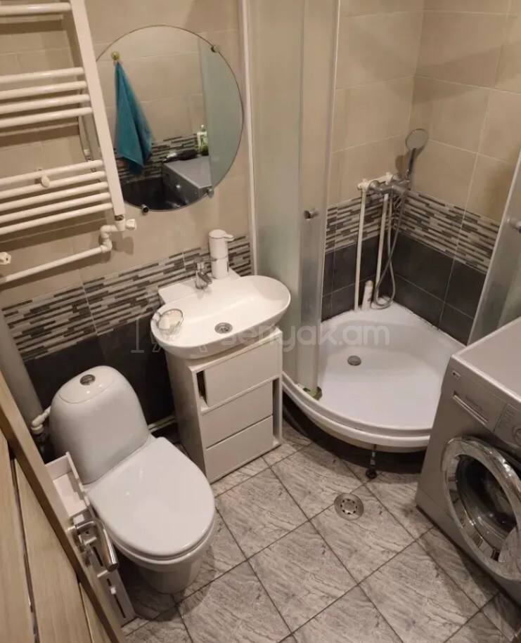 4 Սենյականոց Բնակարան Քարե Շենքում, 90քմ, 5/5 հարկ, Կոսմետիկ Վերանորոգված