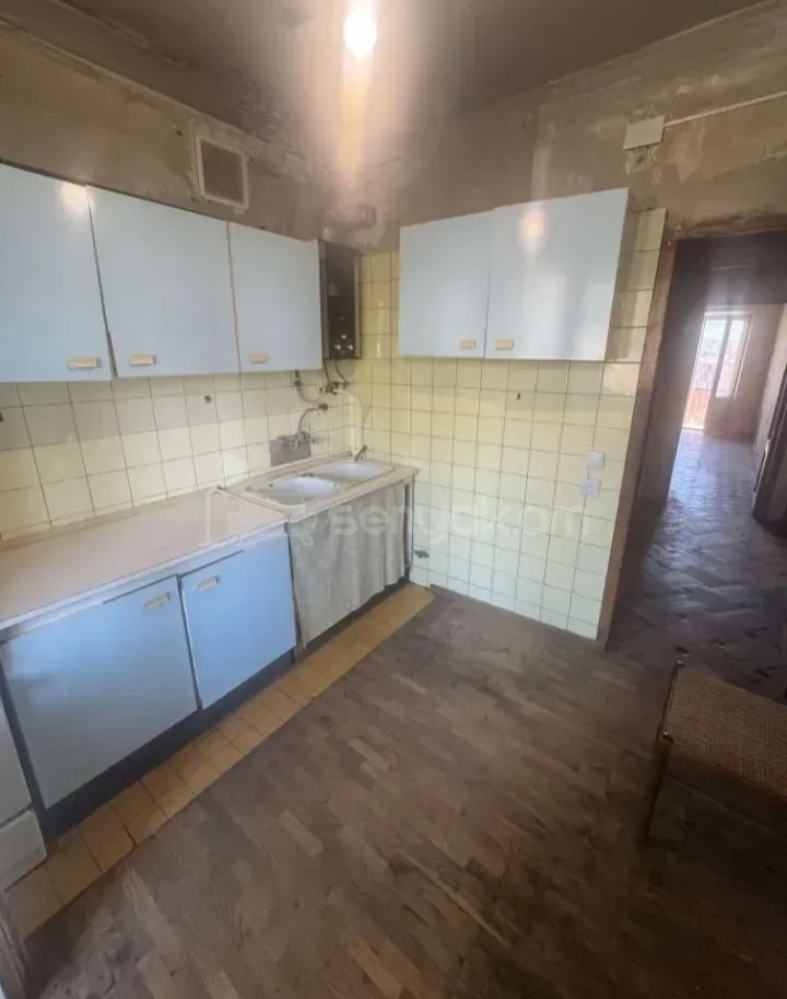 3 Սենյականոց Բնակարան Քարե Շենքում, 80քմ, 4/5 հարկ, Պետական Վիճակում
