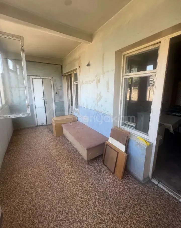 3 Սենյականոց Բնակարան Քարե Շենքում, 80քմ, 4/5 հարկ, Պետական Վիճակում