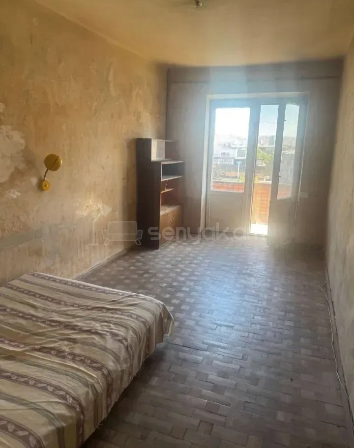 3 Սենյականոց Բնակարան Քարե Շենքում, 80քմ, 4/5 հարկ, Պետական Վիճակում