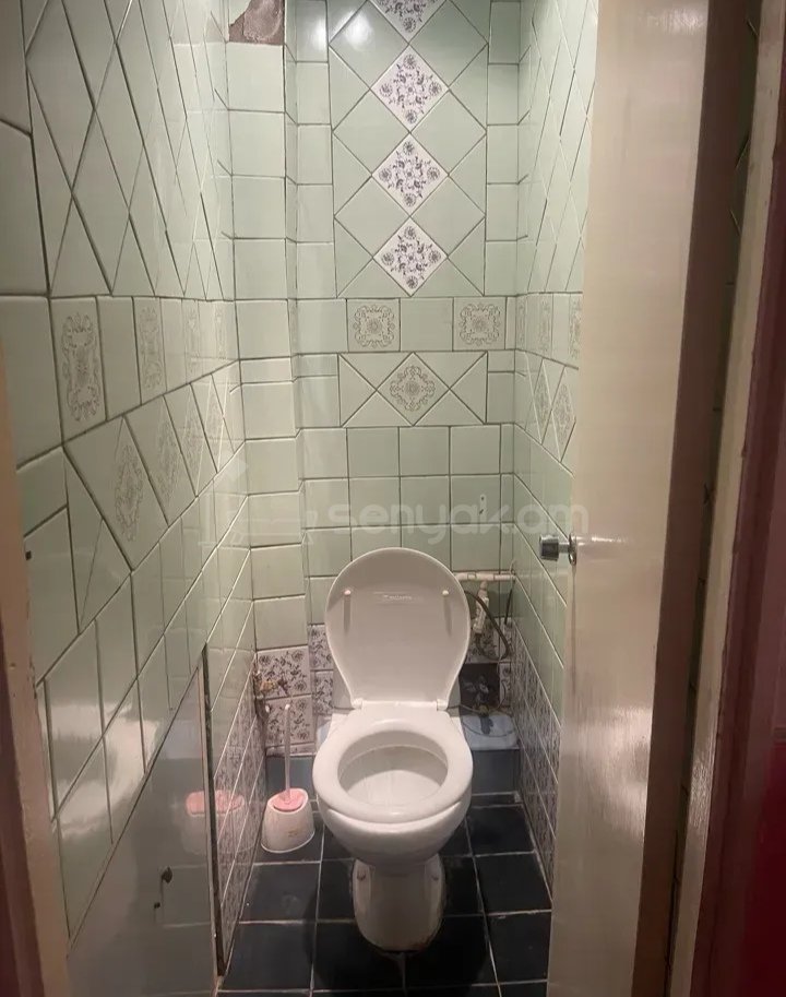 3 Սենյականոց Բնակարան Քարե Շենքում, 70քմ, 2/5 հարկ, Նորմալ Վիճակում, Կահավորված