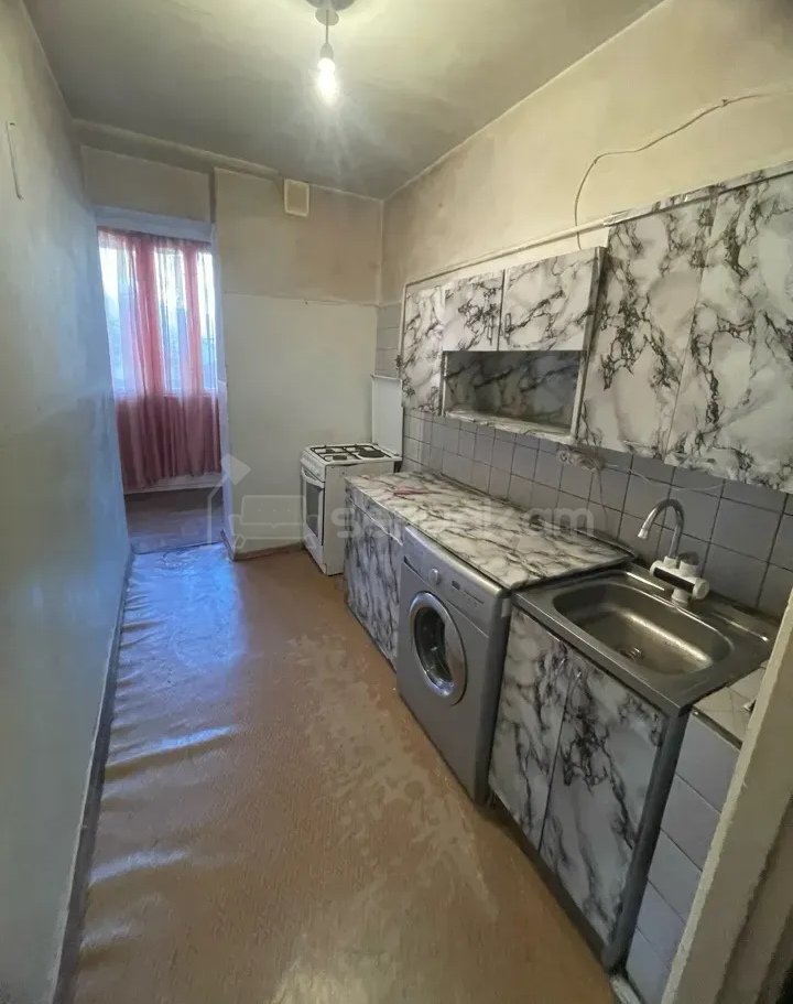 3 Սենյականոց Բնակարան Քարե Շենքում, 70քմ, 2/5 հարկ, Նորմալ Վիճակում, Կահավորված