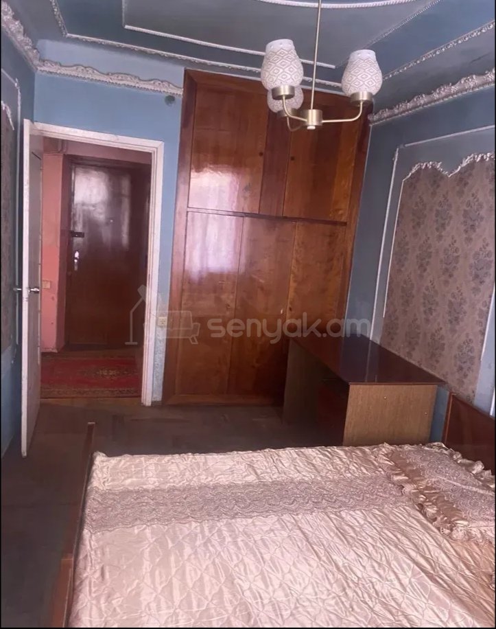 3 Սենյականոց Բնակարան Քարե Շենքում, 70քմ, 2/5 հարկ, Նորմալ Վիճակում, Կահավորված