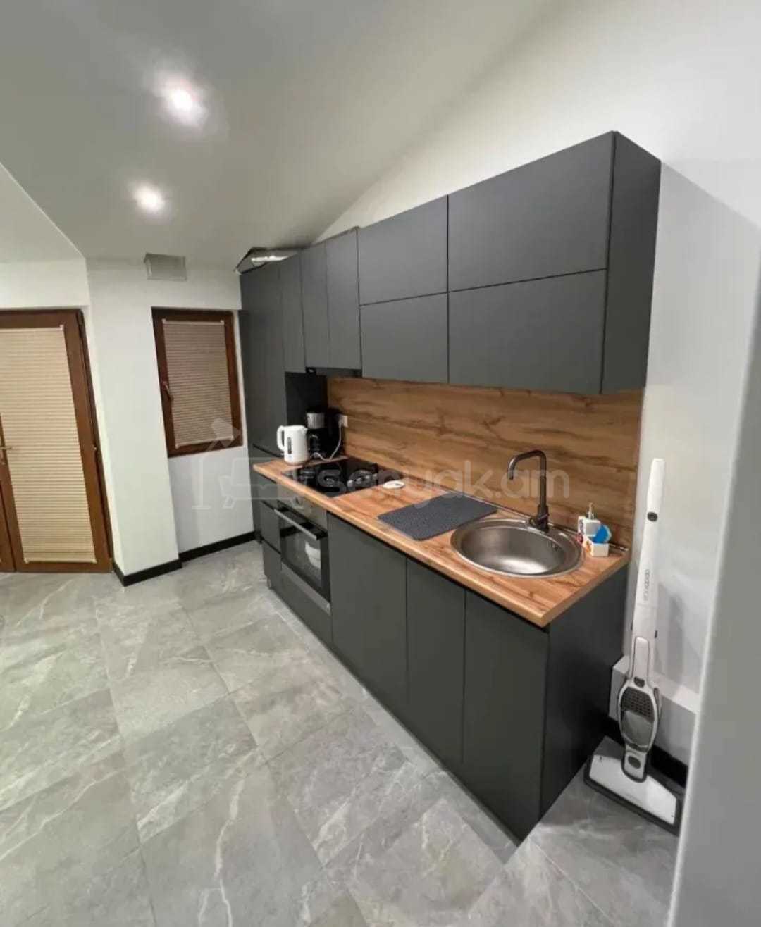 3 Սենյականոց Բնակարան Քարե Շենքում, 70քմ, 4/4 հարկ, Կոսմետիկ Վերանորոգված, Կահավորված
