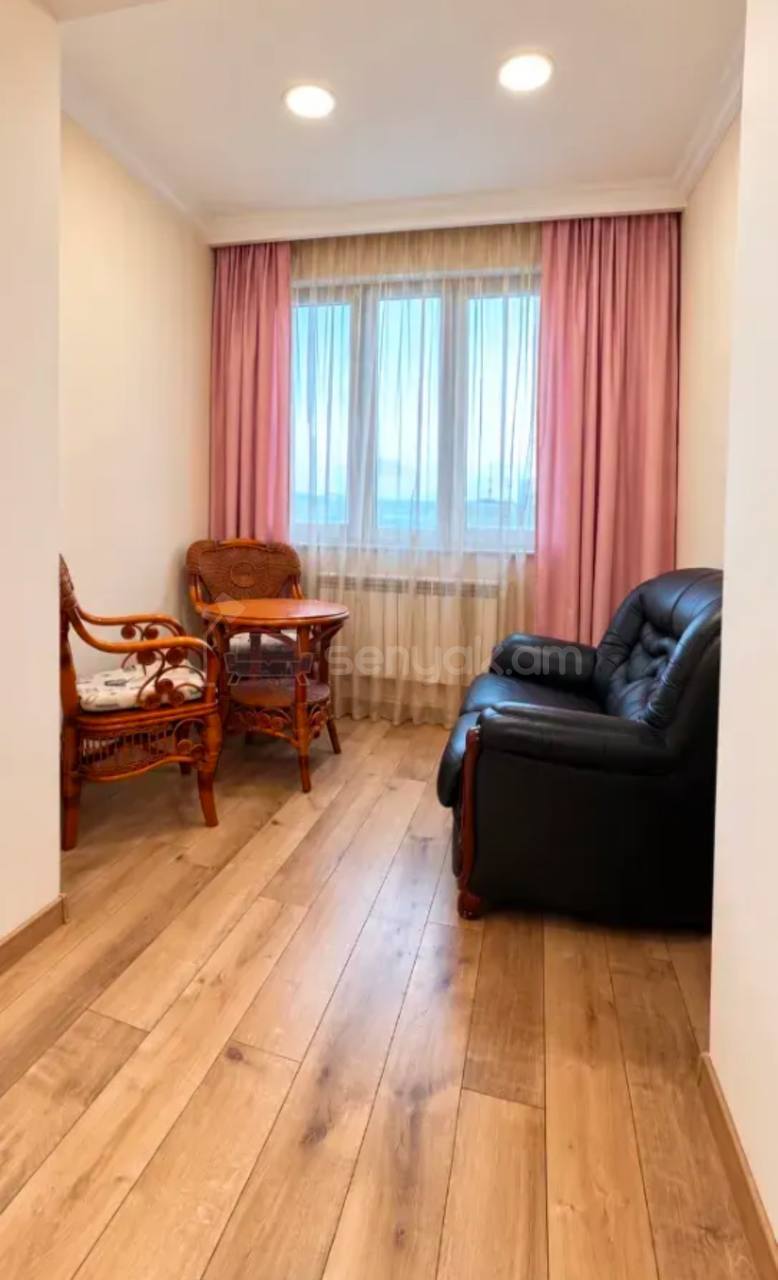 3 Սենյականոց Բնակարան Քարե Շենքում, 80քմ, 5/5 հարկ, Կապիտալ Վերանորոգված, Կահավորված