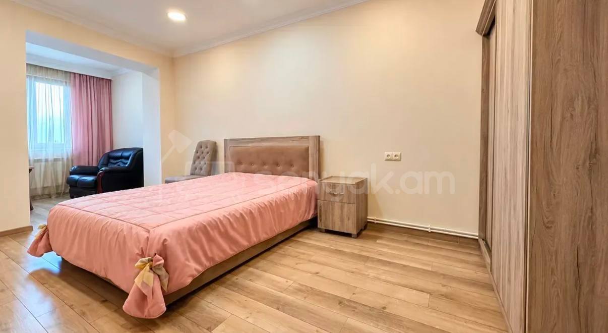 3 Սենյականոց Բնակարան Քարե Շենքում, 80քմ, 5/5 հարկ, Կապիտալ Վերանորոգված, Կահավորված