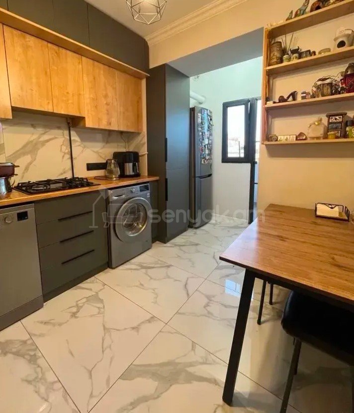 3 Սենյականոց Բնակարան Քարե Շենքում, 77քմ, 4/5 հարկ, Դիզայներական Վերանորոգված