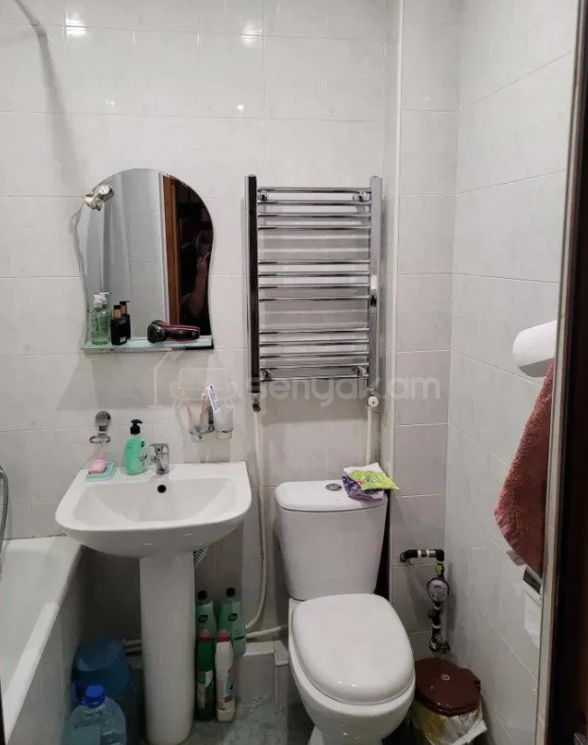 1 Սենյականոց Բնակարան Քարե Շենքում, 45քմ, 5/5 հարկ, Կապիտալ Վերանորոգված