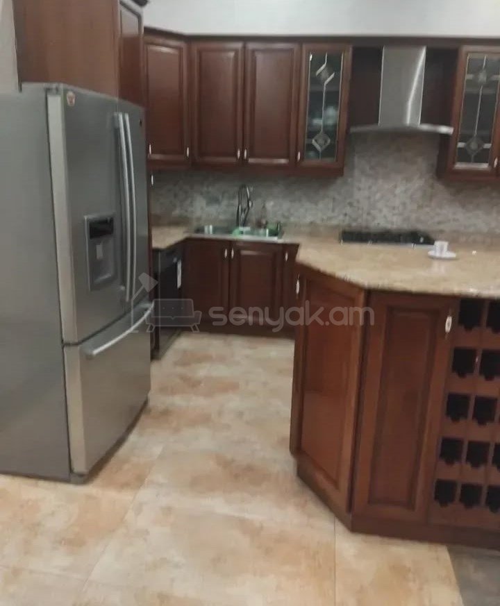5 Սենյականոց Բնակարան Քարե Շենքում, 210քմ, 2/3 հարկ, Դիզայներական Վերանորոգված, Կահավորված, Արևկող
