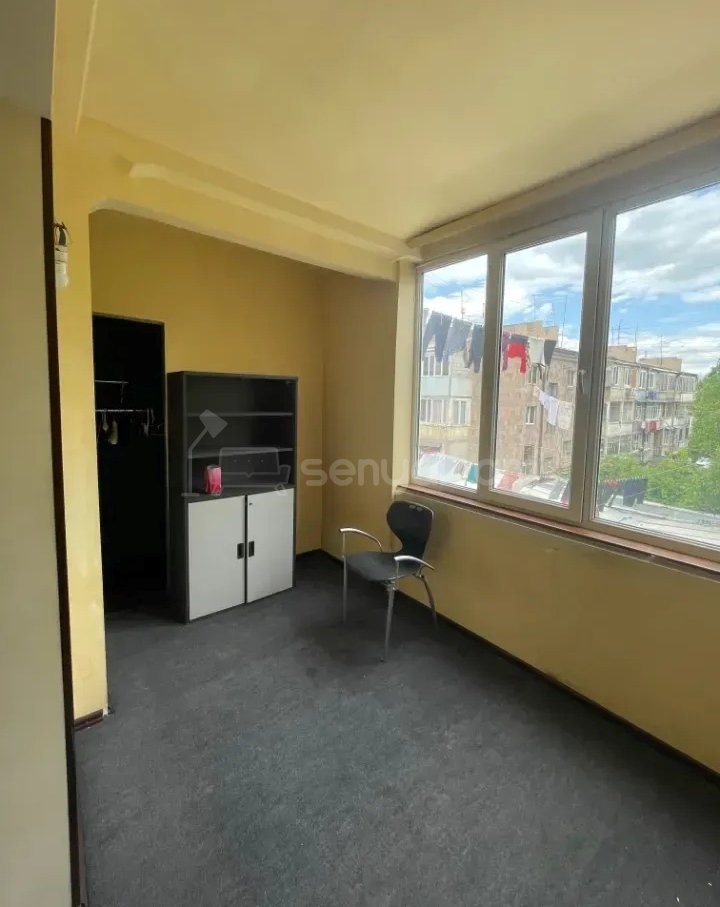 2 Սենյականոց Բնակարան Քարե Շենքում, 40քմ, 3/5 հարկ, Նորմալ Վիճակում
