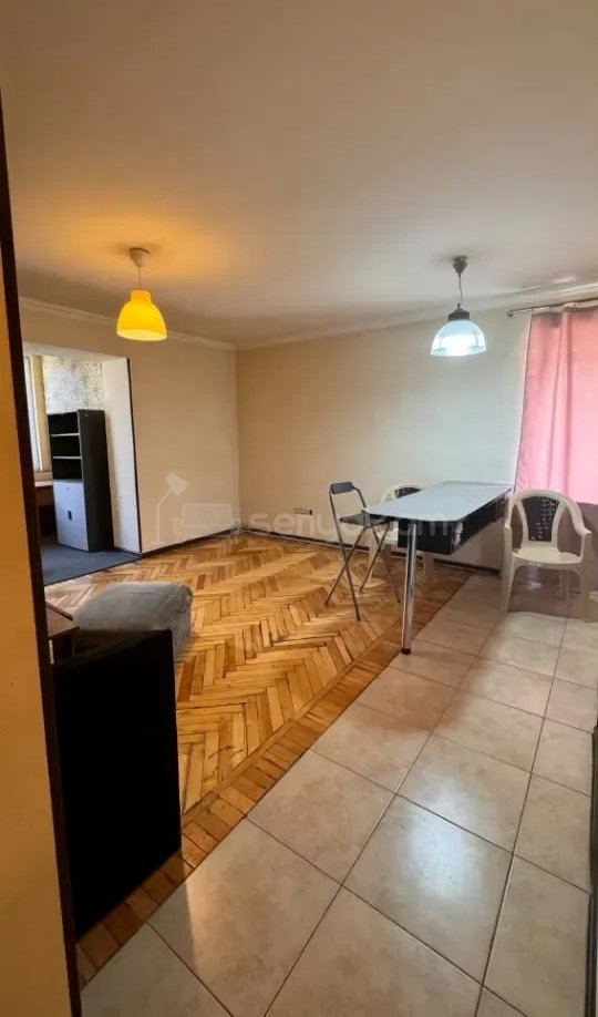 2 Սենյականոց Բնակարան Քարե Շենքում, 40քմ, 3/5 հարկ, Նորմալ Վիճակում