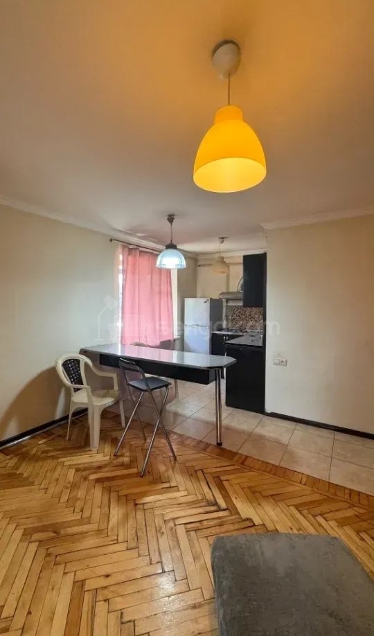 2 Սենյականոց Բնակարան Քարե Շենքում, 40քմ, 3/5 հարկ, Կապիտալ Վերանորոգված