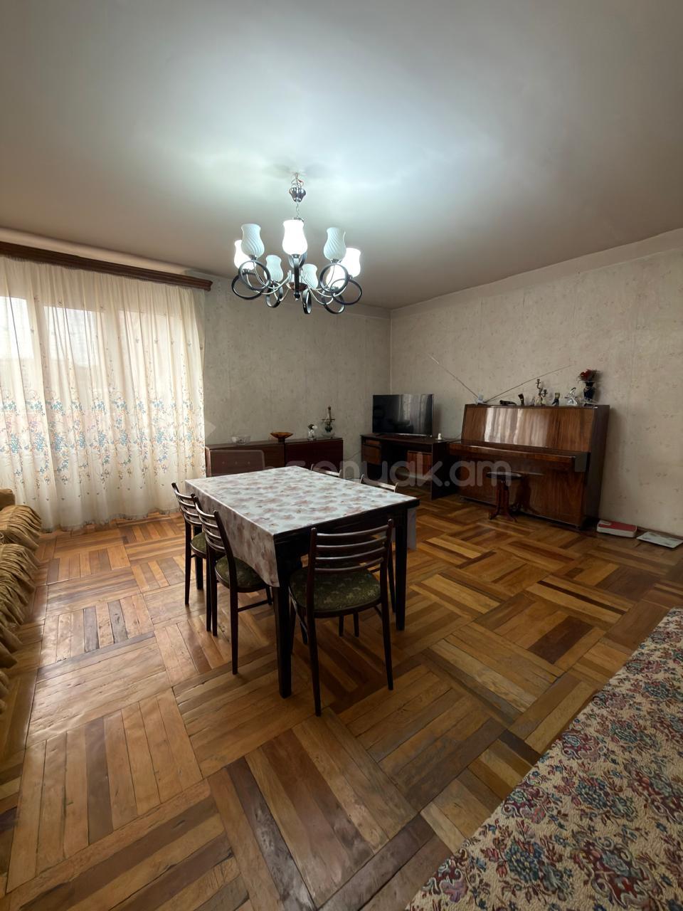 3 Սենյականոց Բնակարան Քարե Շենքում, 100քմ, 3/6 հարկ, Պետական Վիճակում, Կահավորված