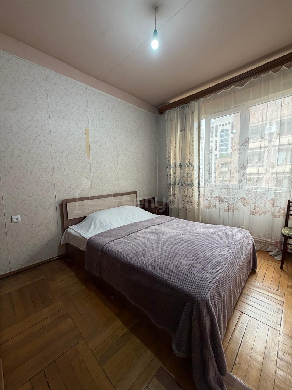3 Սենյականոց Բնակարան Քարե Շենքում, 100քմ, 3/6 հարկ, Պետական Վիճակում, Կահավորված